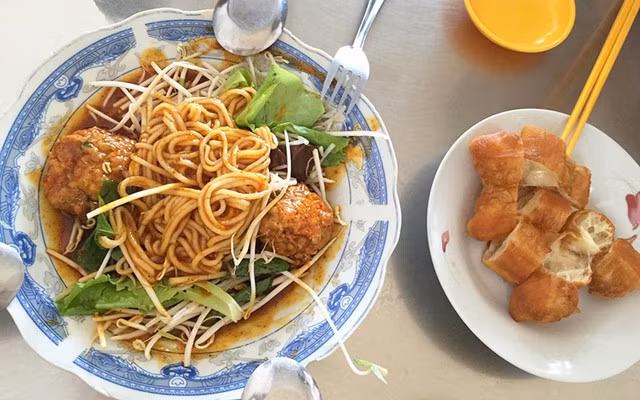 Để làm nên một tô bánh thơm ngon đúng điệu lại đòi hỏi sự kỳ công trong từng công đoạn.