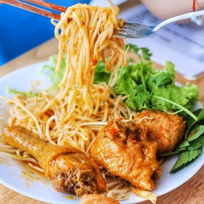 Bánh tầm cay không chỉ là món ăn sáng bình dân, mà còn là “đại sứ ẩm thực” đưa hương vị Đất Mũi đến gần hơn với du khách thập phương. Ảnh dulichCaMau