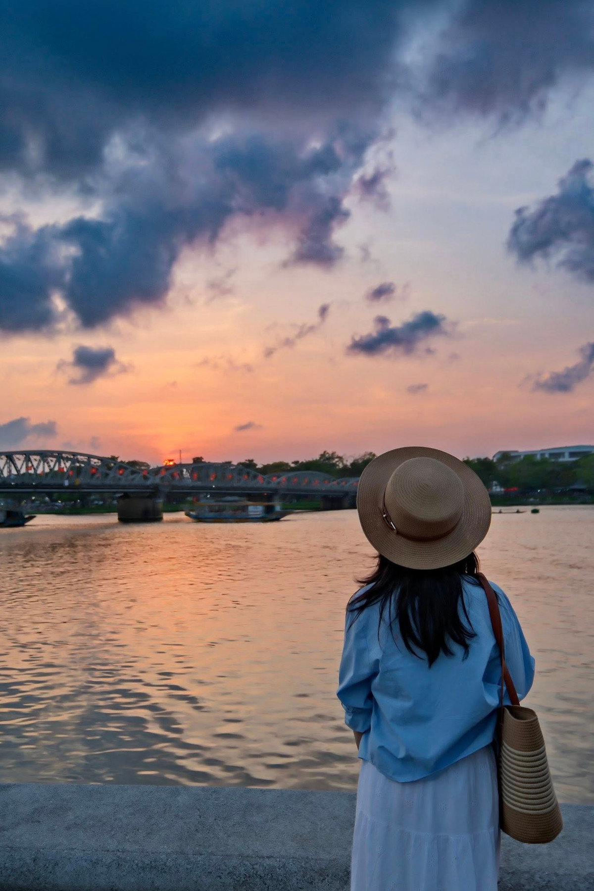 Kết thúc hành trình, du khách sẽ lưu giữ nhiều trải nghiệm đáng nhớ từ những buổi dạo bước trong Đại Nội cổ kính, ngắm hoàng hôn trên sông Hương, đến thưởng thức những món ăn dân dã nhưng tinh tế. Huế không chỉ là điểm đến để “check-in”, mà còn là hành trình tìm về một miền đất trầm mặc, nhẹ nhàng nhưng đầy chất thơ, khiến bất kỳ ai cũng muốn trở lại lần nữa.