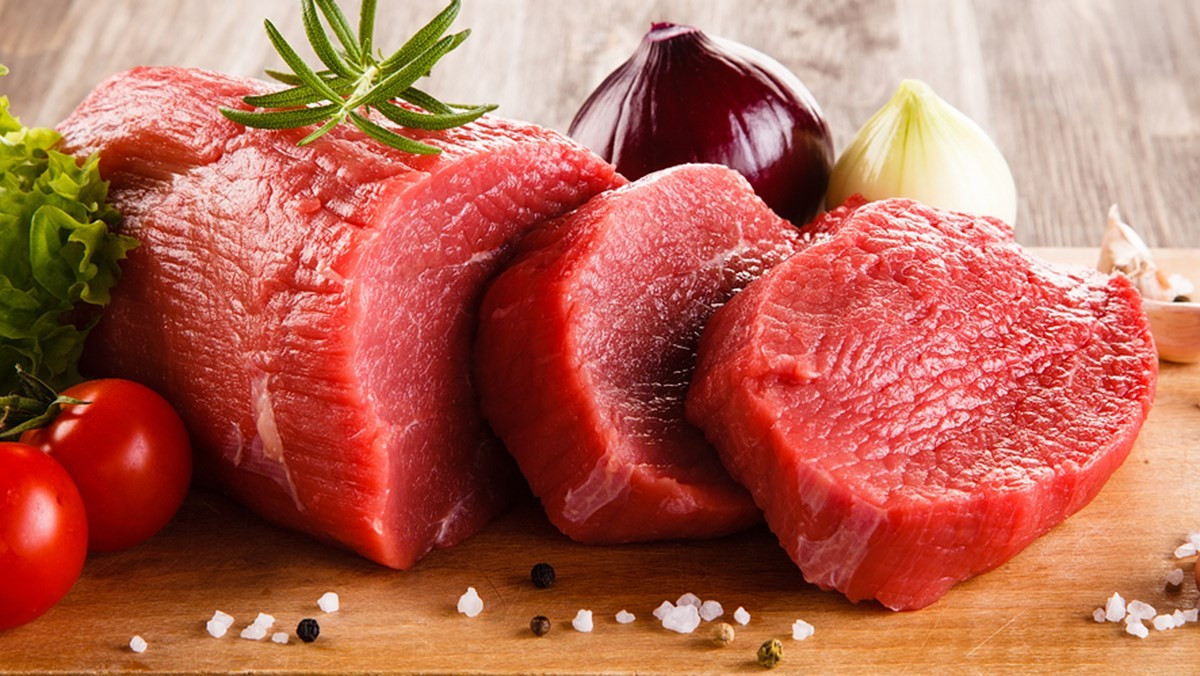 Vitamin trong hạt dẻ phản ứng với nguyên tố vi lượng trong thịt bò, giảm giá trị dinh dưỡng. Đồng thời, hai thực phẩm này khó tiêu, dễ đầy bụng. Ảnh minh họa