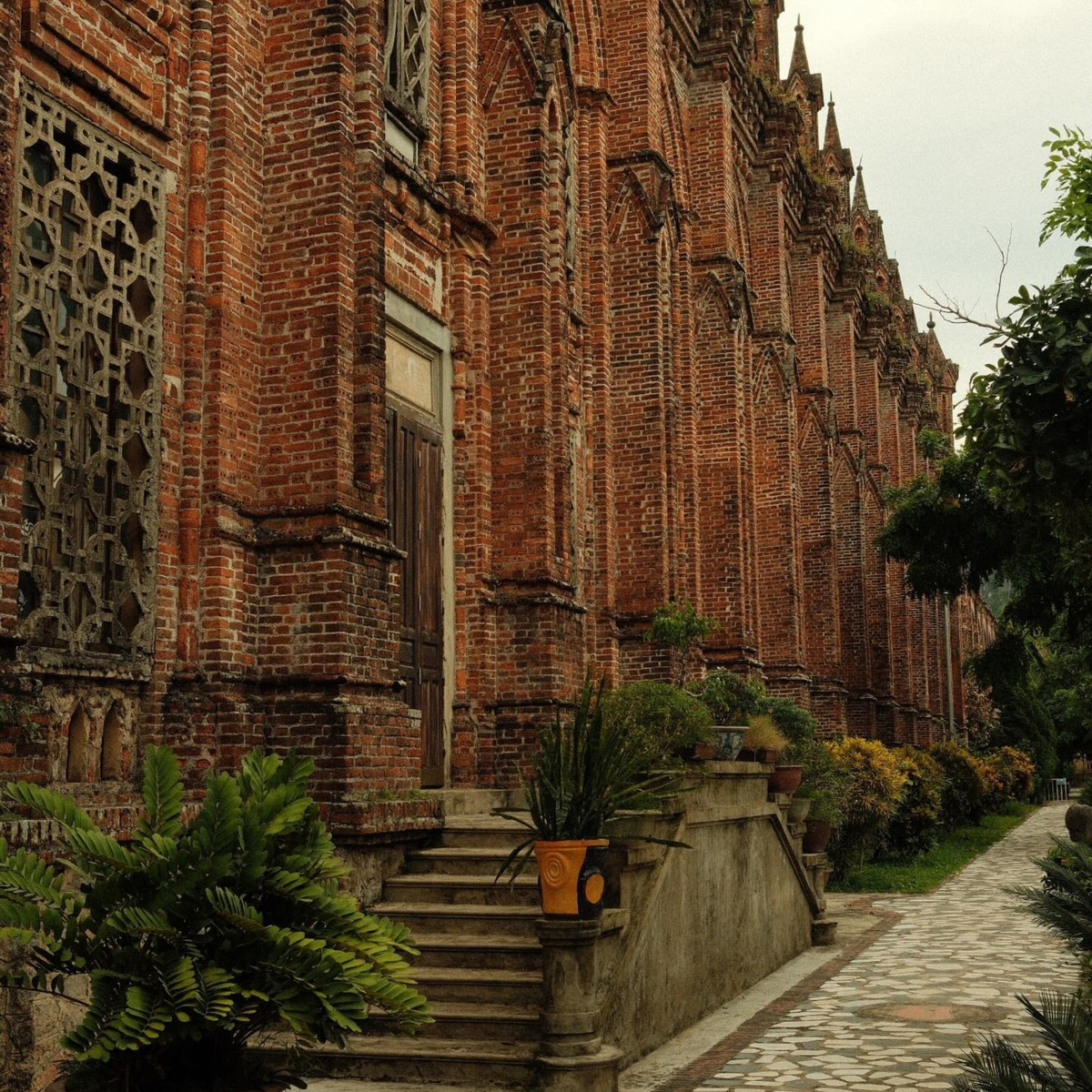 Toàn bộ đan viện được xây dựng từ gạch đỏ nguyên bản, không trát sơn, theo thời gian phủ lên lớp rêu phong tự nhiên, tạo nên vẻ đẹp cổ điển, trầm lắng. Ảnh Nguyễn Đức Hiếu