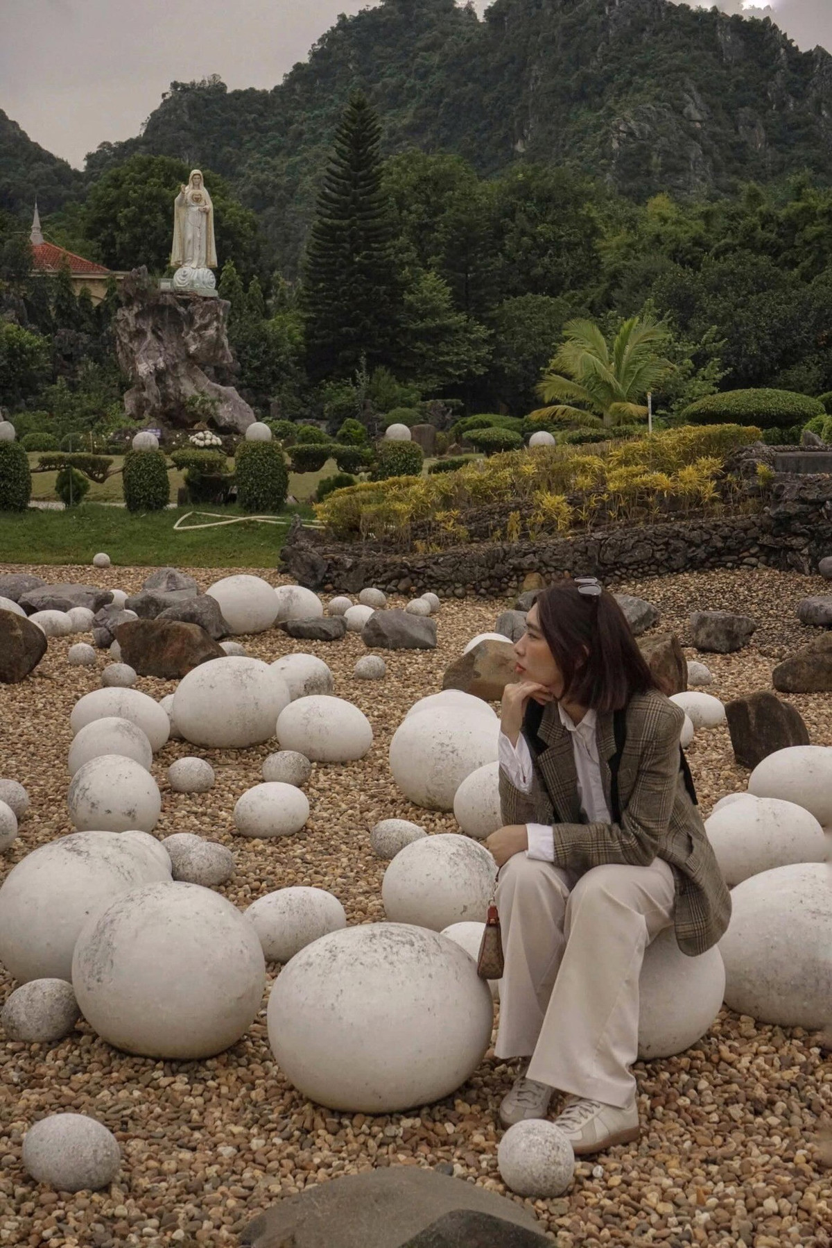 Một số điểm tham quan nhỏ như bãi trứng đá nhân tạo hay giếng đá ong cũng góp phần làm tăng nét độc đáo cho Đan viện. Chính sự kết hợp hài hòa giữa kiến trúc cổ, thiên nhiên xanh mát và không khí yên bình khiến nơi đây được nhiều người ưu ái gọi bằng cái tên “khu vườn cổ tích” giữa lòng Ninh Bình. Ảnh Thanh Thảo