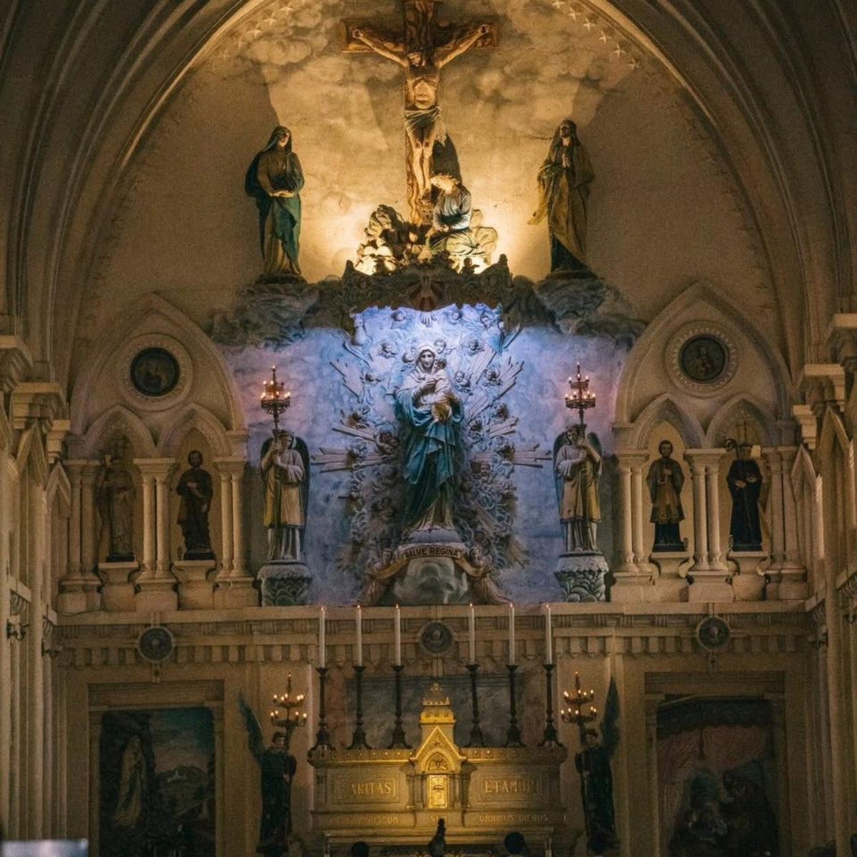 Nằm nép mình giữa núi rừng hùng vĩ của vùng đất cố đô, Đan viện Châu Sơn mang đậm dấu ấn kiến trúc Gothic cổ. Công trình nổi bật với những bức tường bao dày tới 0,6m, hệ cột lớn dày khoảng 1,2m, giúp không gian bên trong luôn mát mẻ vào mùa hè và ấm áp khi đông về. Ảnh Quangdat.pham