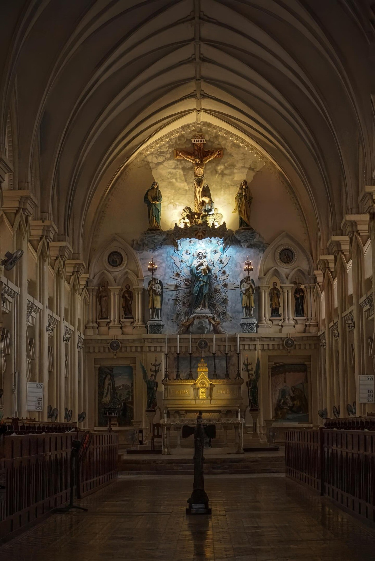 Vào một số dịp nhất định, đặc biệt là những ngày đầu tháng có thánh lễ, khu vực nhà thờ sẽ mở cửa cho người dân và du khách vào tham quan sau giờ lễ nguyện, trong những khung giờ quy định. Ảnh Thanh Thảo