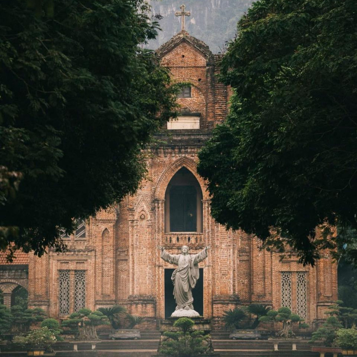 Cách trung tâm thành phố Ninh Bình khoảng 35km, Đan viện Thánh Mẫu Châu Sơn tọa lạc tại thôn 4, xã Phú Sơn, Ninh Bình. Được xây dựng từ năm 1939, đây là một trong số ít đan viện chiêm niệm tại Việt Nam, đồng thời cũng là điểm tham quan thu hút đông đảo du khách bởi vẻ đẹp cổ kính, trầm mặc hiếm nơi nào có được. Ảnh Nguyễn Đức Hiếu