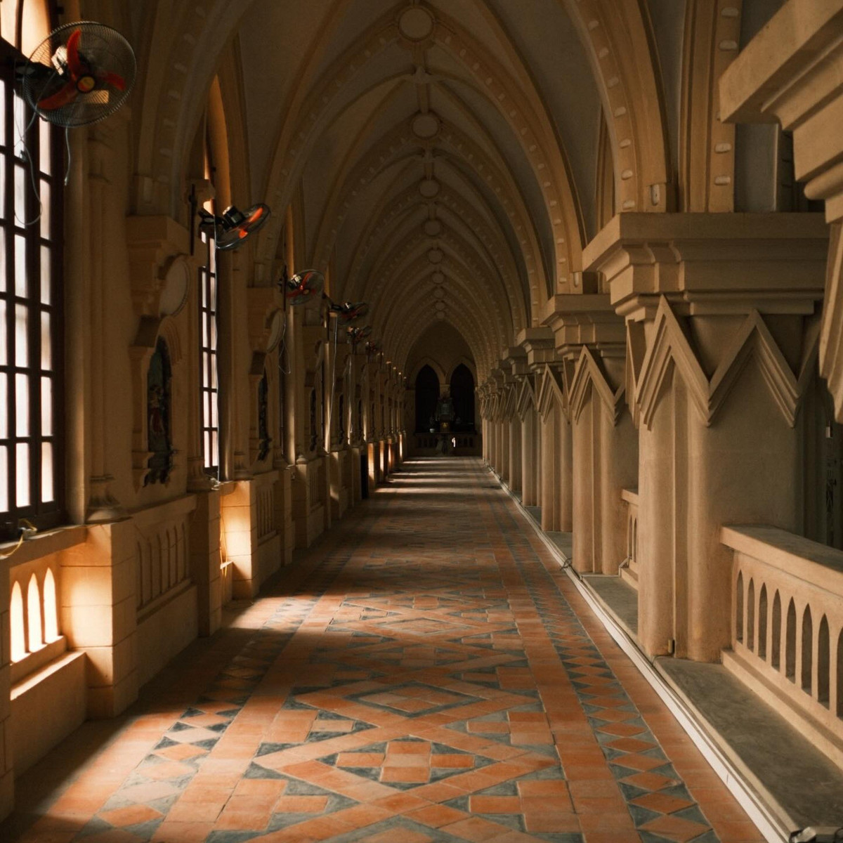 Điểm nhấn kiến trúc đặc biệt của Đan viện Châu Sơn là hệ thống cột được thiết kế thành những tháp nhỏ cân xứng, kéo dài suốt 64m. Các mảng tường được trang trí hài hòa bằng những ô cửa sổ chia làm hai tầng, phía trong là cửa kính gỗ, vừa đón ánh sáng tự nhiên vừa tạo nên những góc chụp ảnh mang đậm phong cách châu Âu cổ điển. Ảnh Quangdat.pham