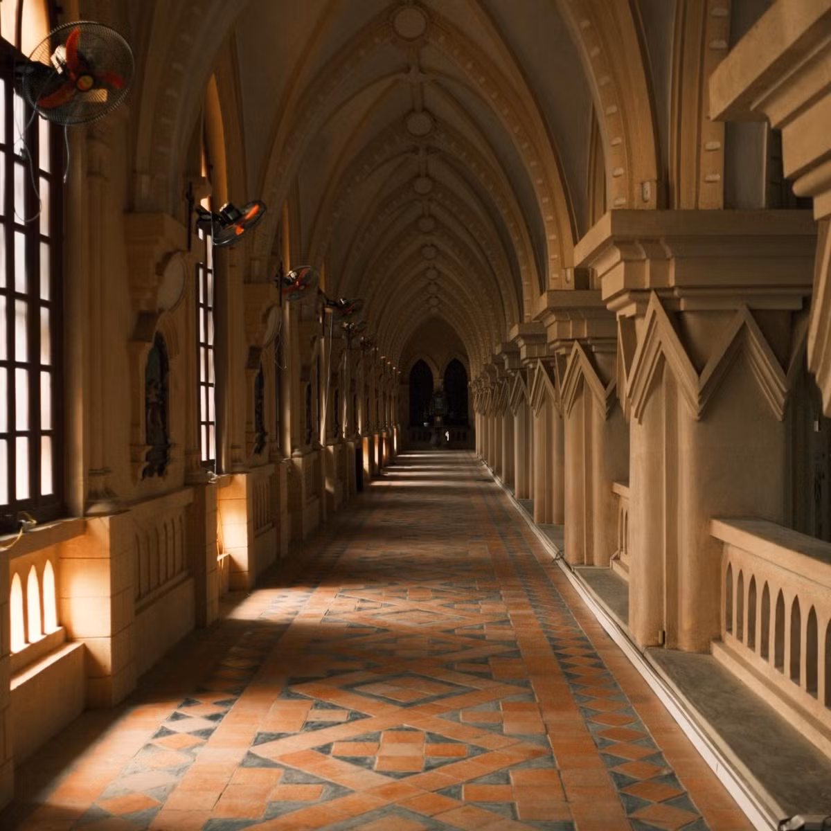 Điểm nhấn kiến trúc đặc biệt của Đan viện Châu Sơn là hệ thống cột được thiết kế thành những tháp nhỏ cân xứng, kéo dài suốt 64m. Các mảng tường được trang trí hài hòa bằng những ô cửa sổ chia làm hai tầng, phía trong là cửa kính gỗ, vừa đón ánh sáng tự nhiên vừa tạo nên những góc chụp ảnh mang đậm phong cách châu Âu cổ điển. Ảnh Quangdat.pham