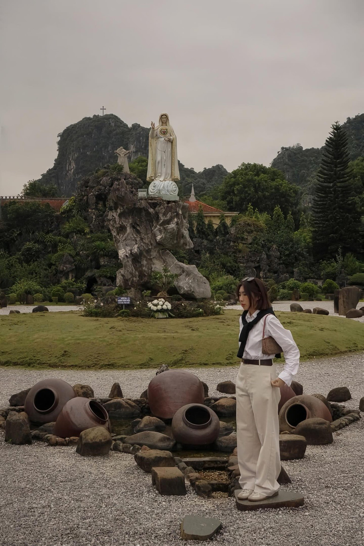 Dạo bước quanh đan viện, du khách dễ dàng bắt gặp những tiểu cảnh hòn non bộ, tượng điêu khắc tinh xảo, tượng Thánh đặt rải rác trong khuôn viên, tạo nên không gian vừa trang nghiêm, vừa thơ mộng. Ảnh Thanh Thảo
