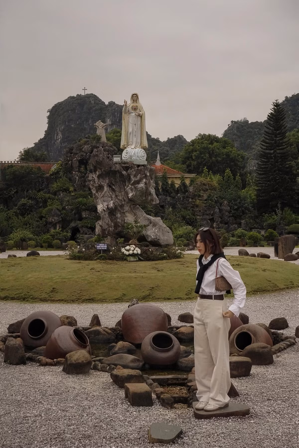 Dạo bước quanh đan viện, du khách dễ dàng bắt gặp những tiểu cảnh hòn non bộ, tượng điêu khắc tinh xảo, tượng Thánh đặt rải rác trong khuôn viên, tạo nên không gian vừa trang nghiêm, vừa thơ mộng. Ảnh Thanh Thảo