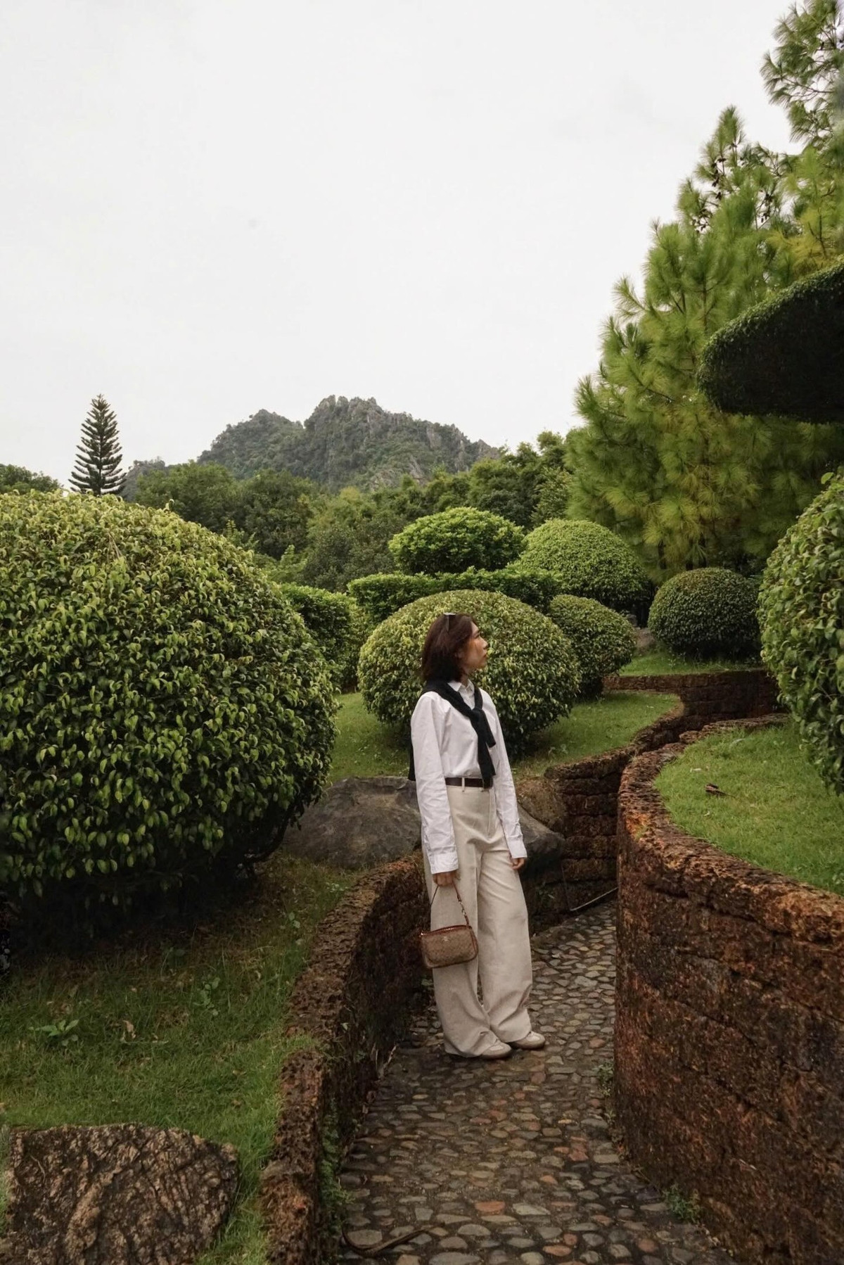 Với nhiều du khách, chỉ cần đứng trước dãy hành lang hay những bức tường gạch rêu phong, khung hình đã đủ mang màu sắc điện ảnh. Ảnh Thanh Thảo