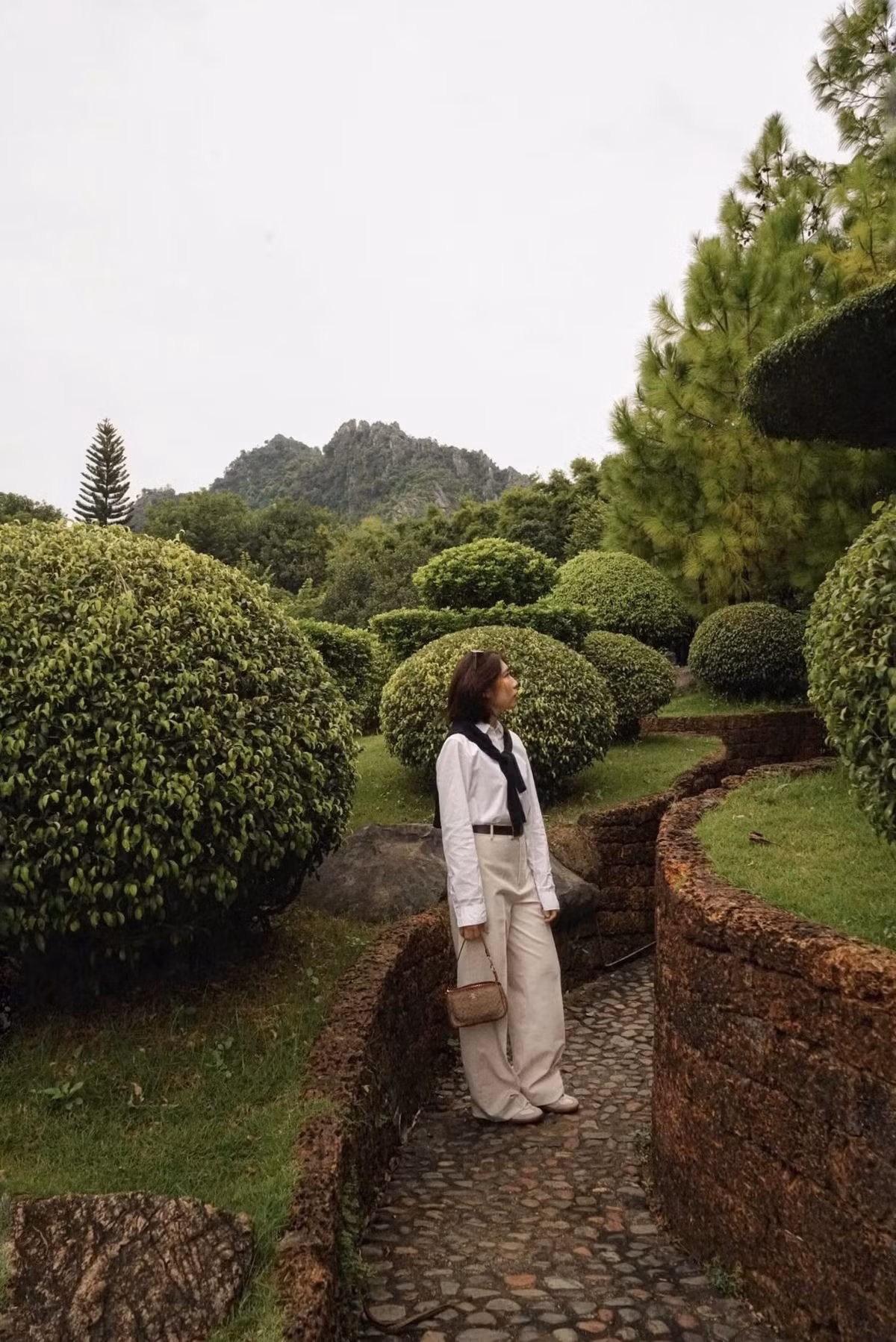 Với nhiều du khách, chỉ cần đứng trước dãy hành lang hay những bức tường gạch rêu phong, khung hình đã đủ mang màu sắc điện ảnh. Ảnh Thanh Thảo