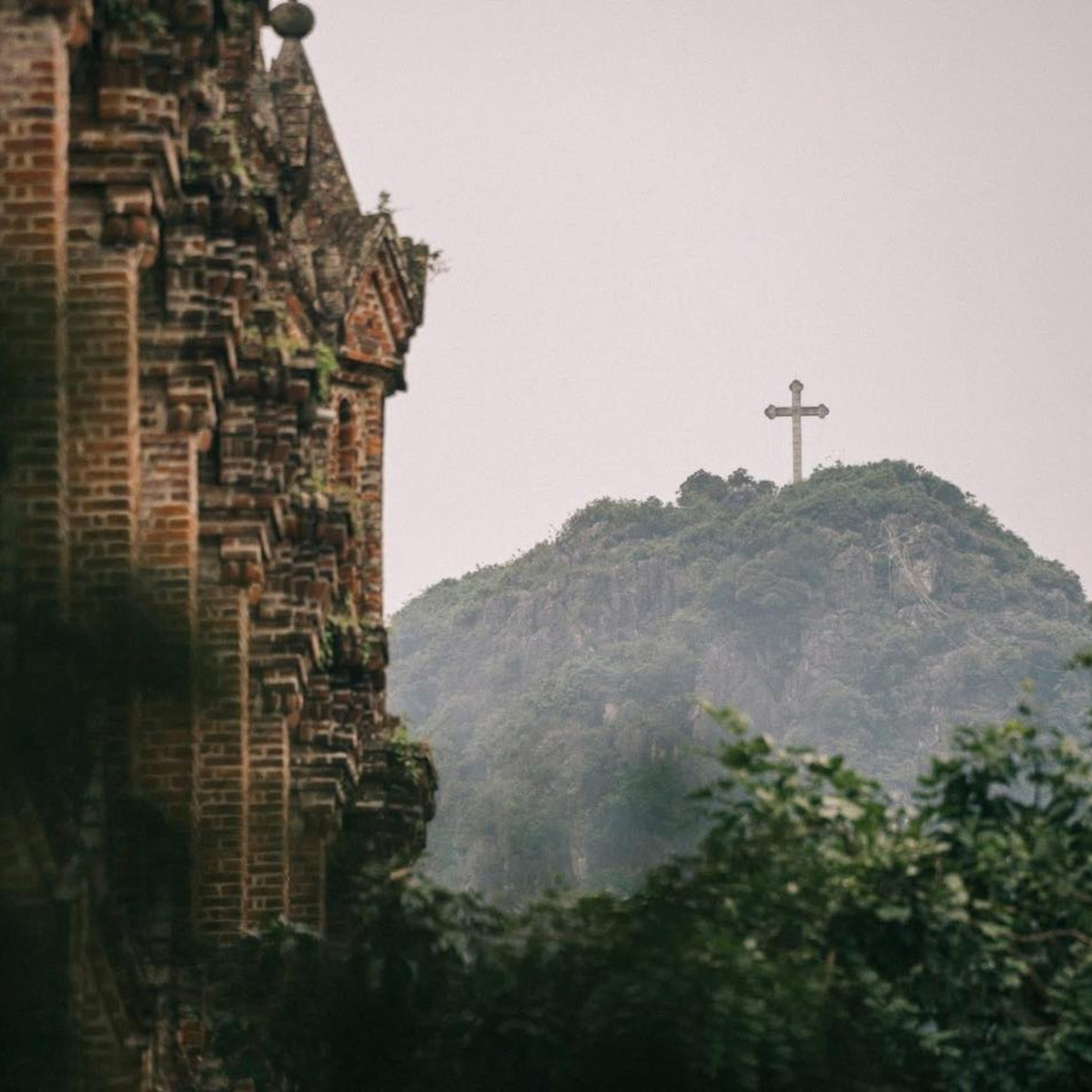 Giữa nhịp sống du lịch ngày càng sôi động của Ninh Bình, Đan viện Châu Sơn vẫn giữ cho mình vẻ đẹp tĩnh lặng, cổ kính và đầy chiều sâu. Đây không chỉ là điểm check-in mang phong cách châu Âu, mà còn là nơi để du khách tìm lại sự bình yên, chậm rãi giữa thiên nhiên và kiến trúc mang dấu ấn thời gian. Ảnh Nguyễn Đức Hiếu