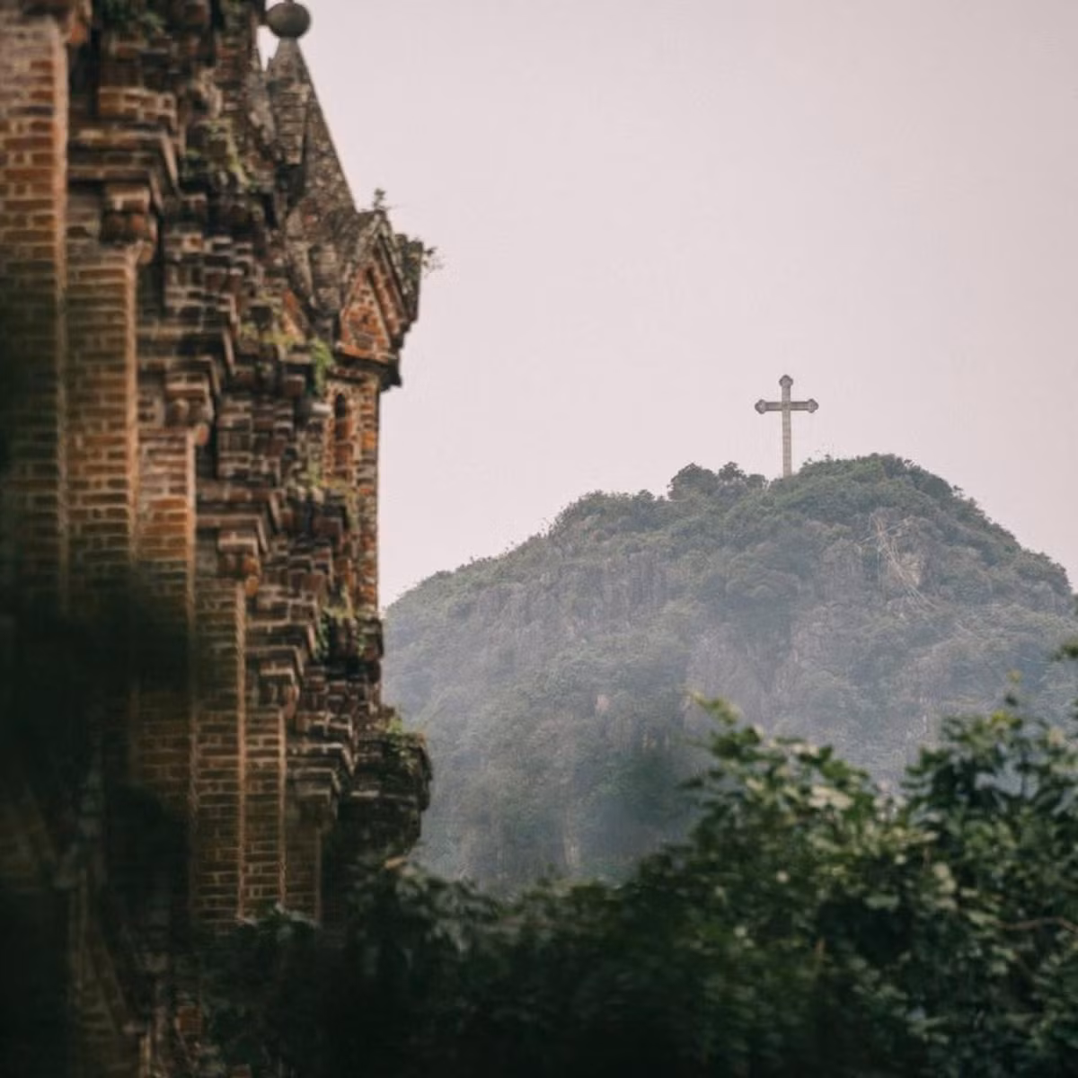 Giữa nhịp sống du lịch ngày càng sôi động của Ninh Bình, Đan viện Châu Sơn vẫn giữ cho mình vẻ đẹp tĩnh lặng, cổ kính và đầy chiều sâu. Đây không chỉ là điểm check-in mang phong cách châu Âu, mà còn là nơi để du khách tìm lại sự bình yên, chậm rãi giữa thiên nhiên và kiến trúc mang dấu ấn thời gian. Ảnh Nguyễn Đức Hiếu