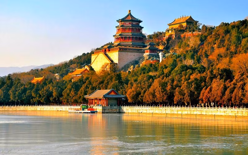 Chọn phương tiện dựa trên khoảng cách, thời gian và ngân sách. Với hành trình gần, tàu cao tốc là lựa chọn lý tưởng, nhanh, êm và giá hợp lý. Với khoảng cách xa như Bắc Kinh – Quảng Châu, máy bay thuận tiện hơn mặc dù chi phí cao hơn và cần thời gian làm thủ tục. Xe buýt đường dài không khuyến khích người mới đi vì khó đặt vé online. Ảnh PT Travel