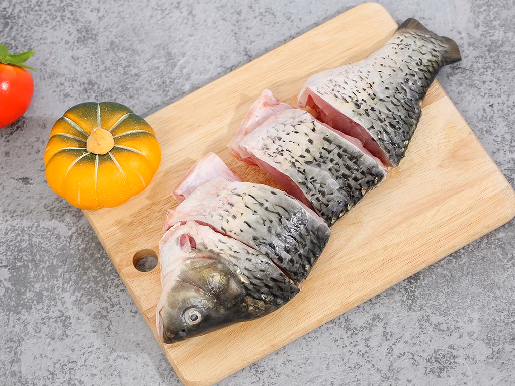 Theo quan niệm dinh dưỡng phương Đông, thực phẩm được phân theo tính nóng lạnh. Thịt gà được xếp vào nhóm có tính ấm, trong khi một số nguyên liệu khác lại mang tính đối lập. Chẳng hạn, cá chép thường được cho là có tính hàn. Ảnh minh họa/ Nguồn internet