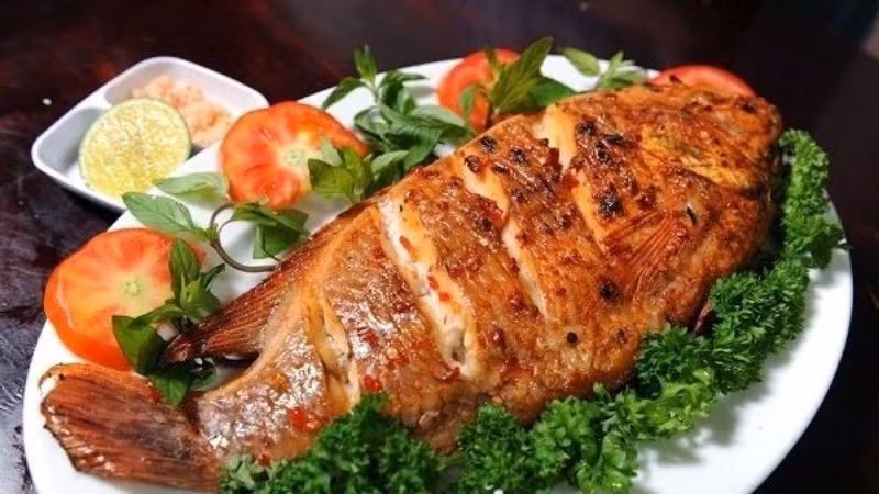 Khi ăn chung, sự tương phản này có thể khiến cơ thể khó thích nghi, dễ dẫn đến tình trạng đầy bụng, khó tiêu hoặc nổi mụn nhọt. Dù chưa có nhiều nghiên cứu khoa học hiện đại khẳng định rõ ràng, nhiều chuyên gia vẫn khuyến nghị nên hạn chế kết hợp hai loại thực phẩm này trong cùng bữa ăn. Ảnh minh họa/ Nguồn internet