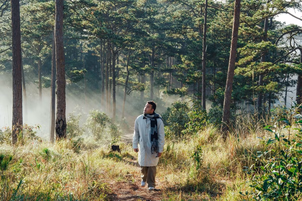 Nằm trên cung đường QL27C nối Đà Lạt và Ninh Thuận, làng K’Long K’Lanh (xã Lạc Dương, tỉnh Lâm Đồng) những năm gần đây trở thành điểm đến được nhiều du khách tìm về để săn mây và tìm chút bình yên giữa đại ngàn.