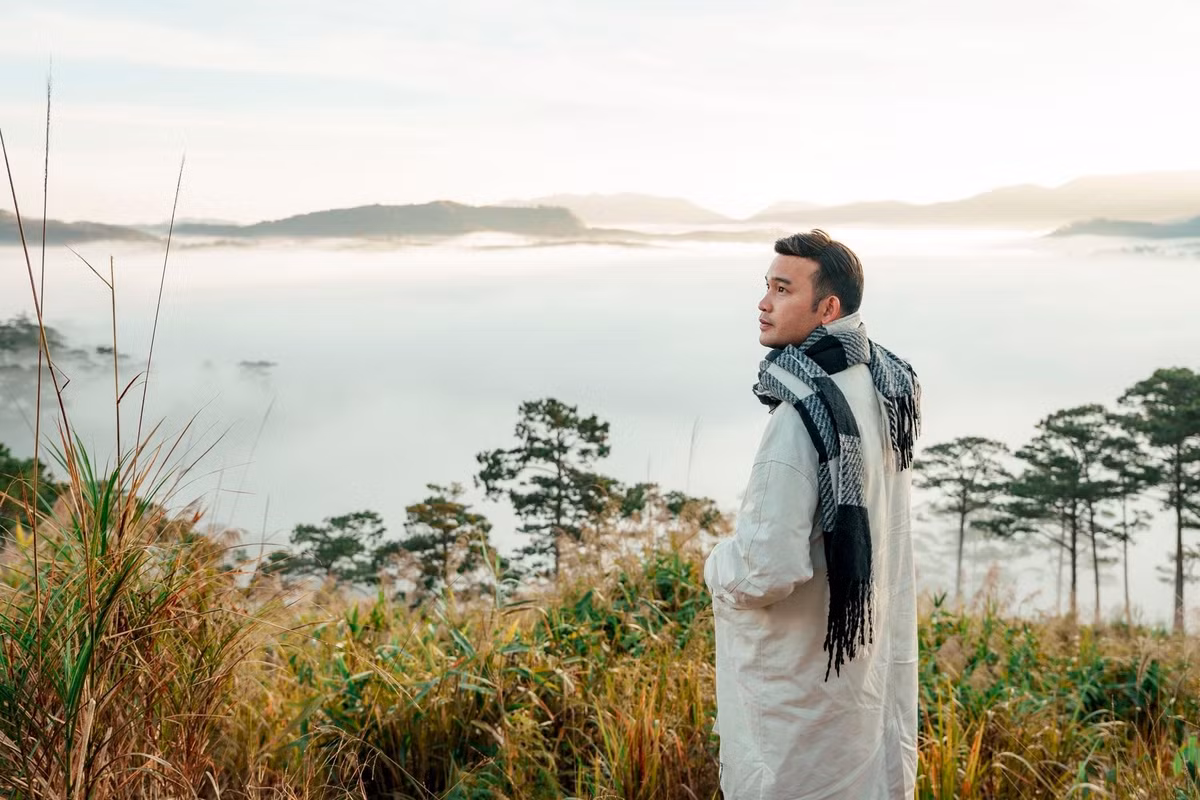 Không ồn ào dịch vụ, không đông đúc hàng quán, nơi đây giữ nguyên vẻ hoang sơ, mộc mạc của núi rừng cao nguyên.