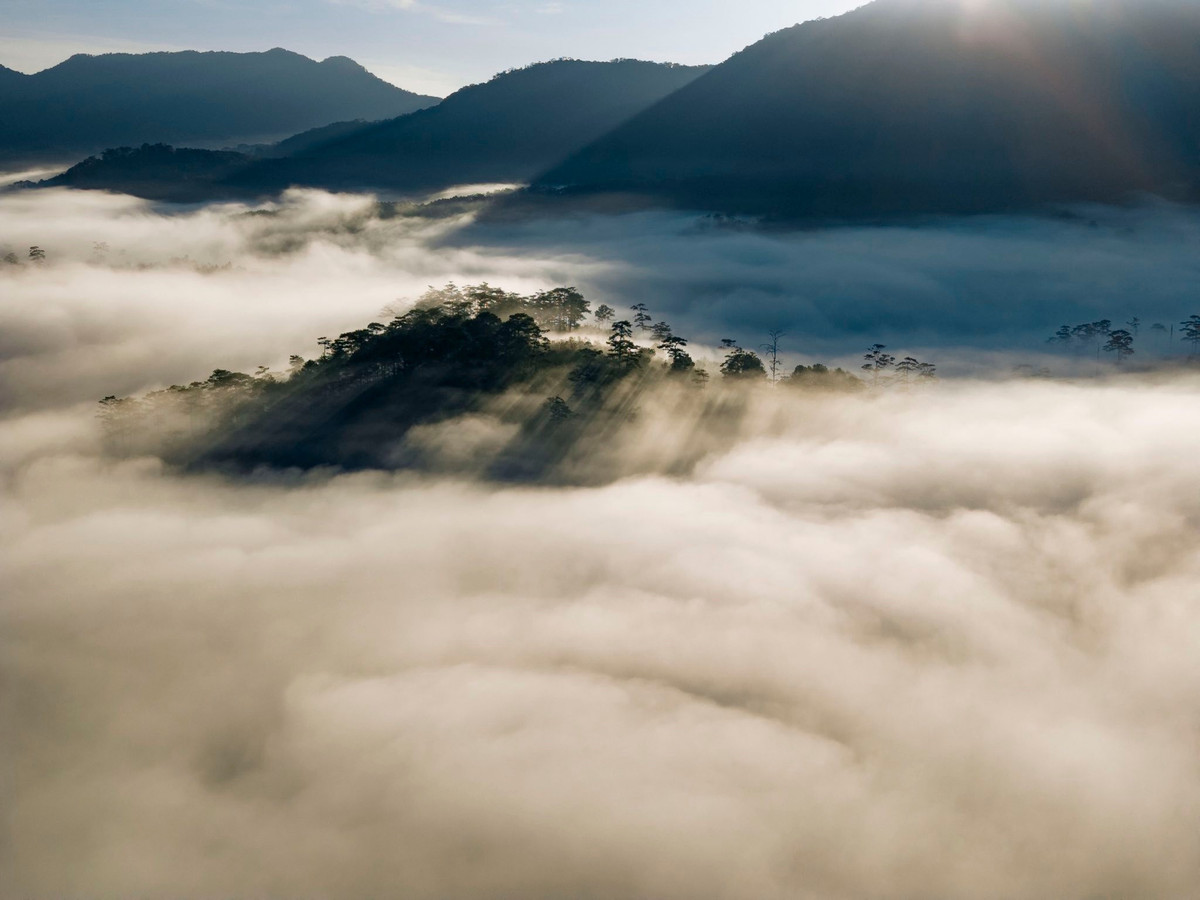 Hiện tại, K’Long K’Lanh chưa phát triển mạnh các dịch vụ du lịch. Chính điều này lại trở thành điểm cộng với những người yêu thiên nhiên và mong muốn tìm kiếm trải nghiệm nguyên bản. Du khách đến đây có thể hòa mình vào cảnh sắc hoang sơ, đồng thời tìm hiểu thêm về đời sống, văn hóa của đồng bào bản địa sinh sống trong khu vực.