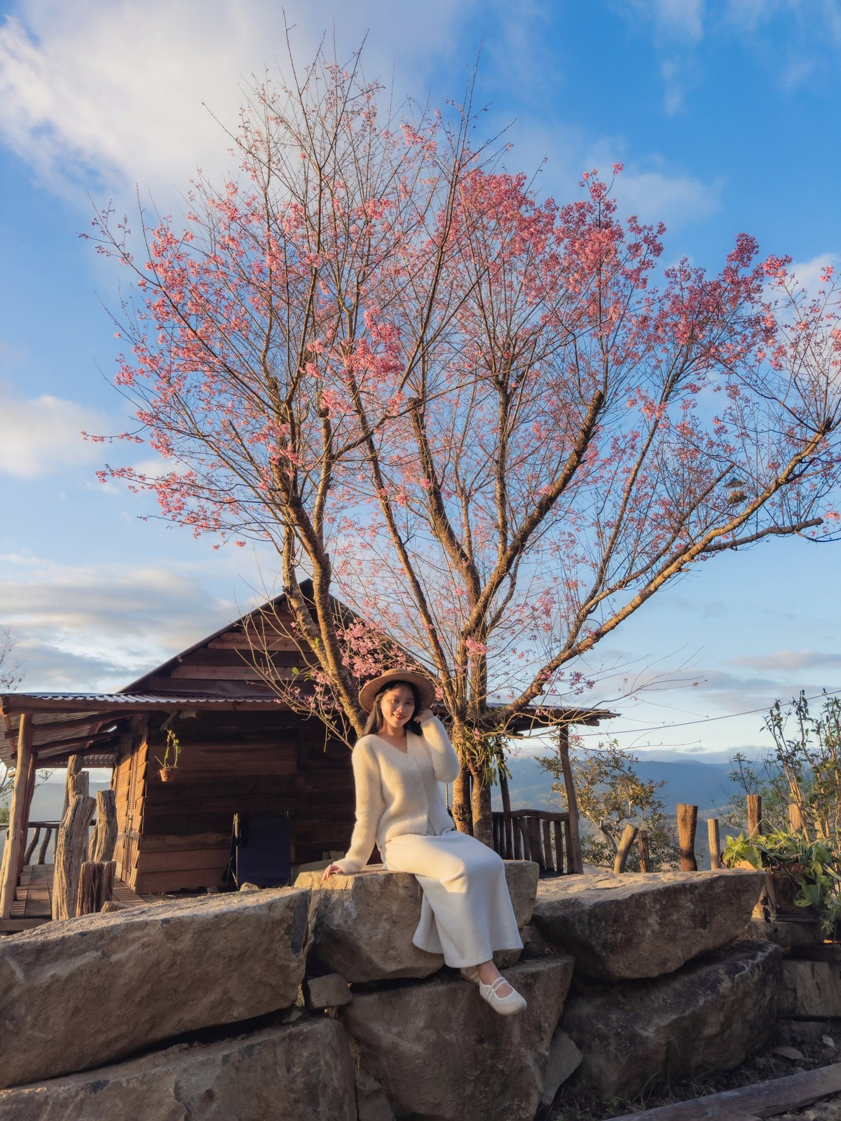 Khi tham quan, du khách nên chuẩn bị giày thể thao hoặc giày leo núi để di chuyển thuận tiện trên đường dốc và đất đá. Mang theo nước uống, mũ, kính râm và máy ảnh/điện thoại để tận dụng tối đa trải nghiệm. Đồng thời, cần giữ gìn vệ sinh, không bẻ hoa hay làm hư hại cây cối để Mộng Đào Nguyên tiếp tục là điểm đến lý tưởng cho nhiều thế hệ du khách. Ảnh Phạm Kim Nhân