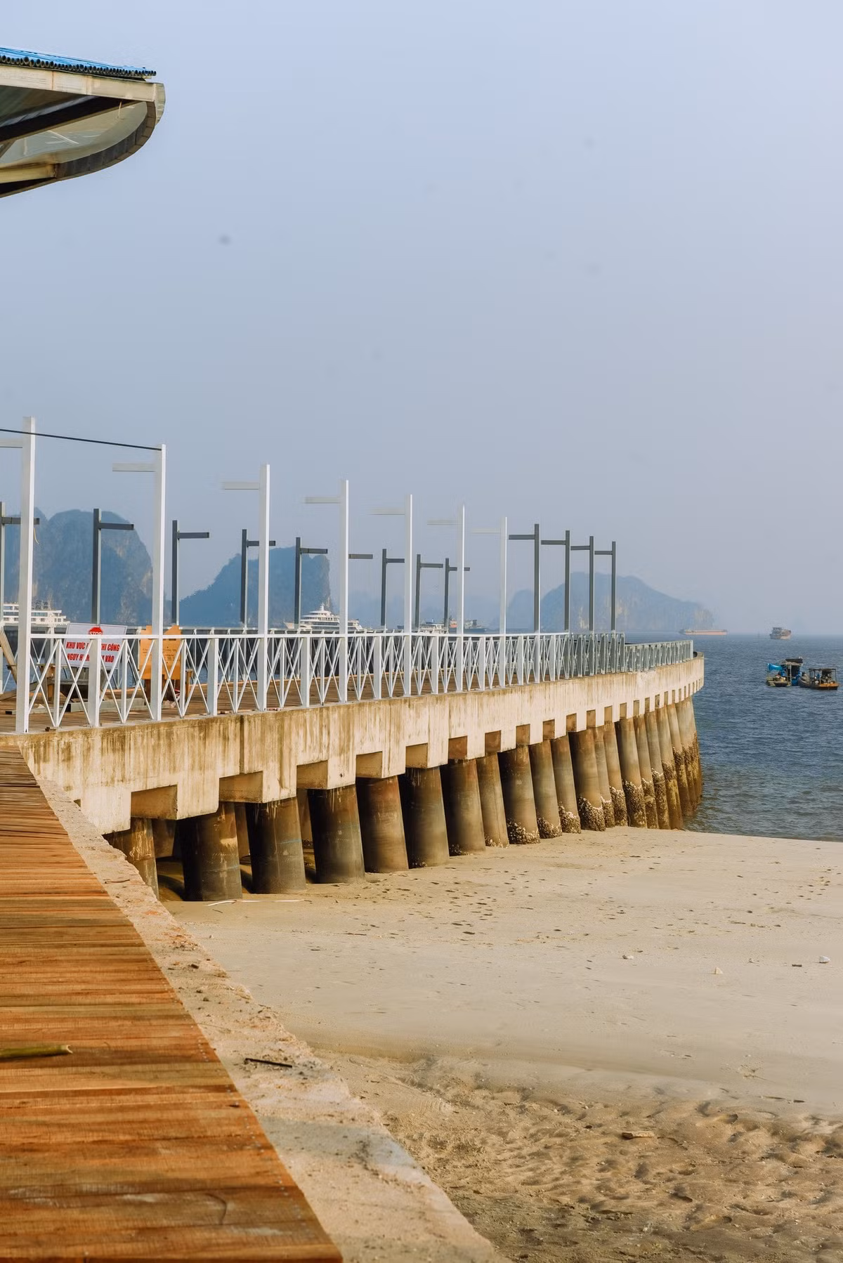 Được biết, khu vực thu hút đông người nhất là tuyến đường ven biển Bến Đoan (phường Hồng Gai) nơi có góc nhìn đối diện trực tiếp với Cảng tàu khách quốc tế Hạ Long. Từ sáng sớm đến chiều muộn, khi siêu du thuyền còn neo đậu, từng nhóm người dân và du khách liên tục dừng chân chụp ảnh.