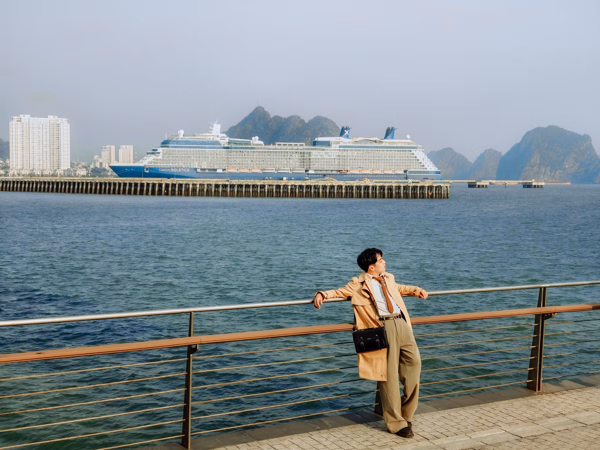 Mỗi khi một siêu du thuyền quốc tế cập Cảng tàu khách quốc tế Hạ Long, khu vực ven vịnh lại trở nên nhộn nhịp khác thường. Người dân và du khách, đặc biệt là giới trẻ, đổ về các tuyến đường ven biển để ghi lại những khoảnh khắc hiếm có bên những con tàu khổng lồ, biến Hạ Long thành “bến cảng triệu view” trên mạng xã hội.