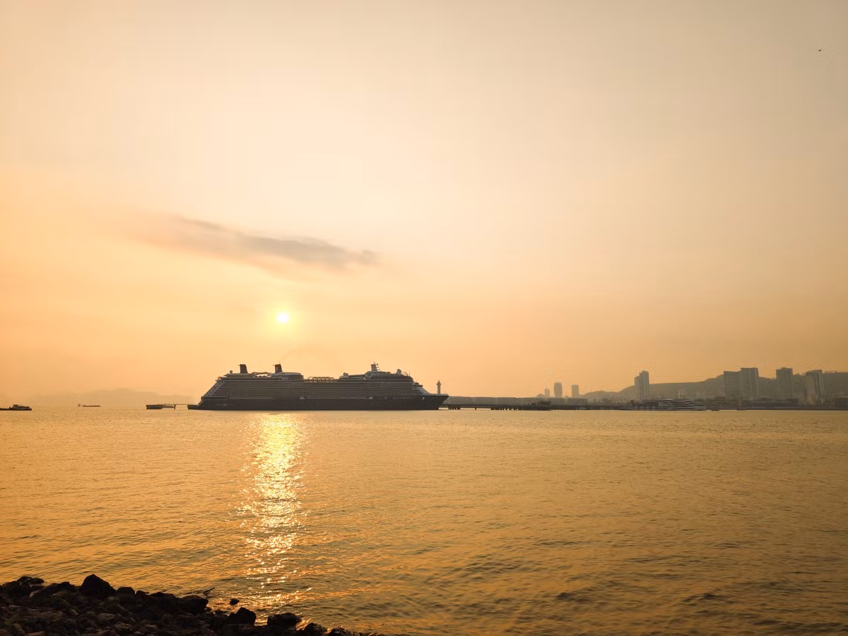 “Nhiều lần đi Hạ Long rồi nhưng đây là lần đầu tôi được chụp ảnh cùng siêu du thuyền lớn như vậy. Cảm giác rất khác, hiện đại và mới mẻ”, một du khách trẻ chia sẻ.