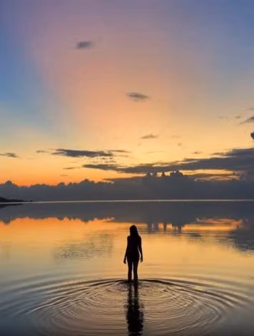 Ngoài ra, Duyên cũng chia sẻ kinh nghiệm về thủy triều: "Mọi người nên canh những ngày giữa tháng âm lịch, từ mùng 10 đến 15, khi thủy triều ổn định, nước không quá cao cũng không quá cạn. Khi đó, du khách sẽ dễ dàng có được những bức ảnh biển 'vô cực' đẹp như mơ."Ảnh Bảo Khanh