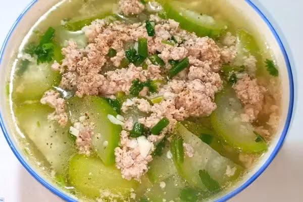 Ngoài ra, nên thay đổi cách chế biến để vừa giữ được dưỡng chất vừa giúp khẩu phần ăn đa dạng hơn chẳng hạn như nấu canh, hầm với xương, xào nhẹ với dầu thực vật để bổ sung năng lượng. Ảnh minh họa