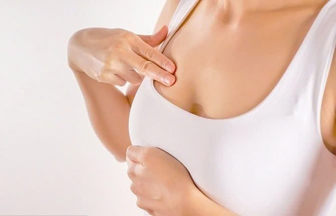 Ngược lại, khi bước vào giai đoạn mãn kinh, lượng estrogen suy giảm khiến ngực kém săn chắc và có xu hướng nhỏ lại. Ngoài ra, tăng cân thường làm vòng 1 nở nang hơn do mô ngực chứa nhiều mỡ, trong khi giảm cân quá nhanh có thể khiến vòng ngực “hao hụt”. Ảnh minh họa