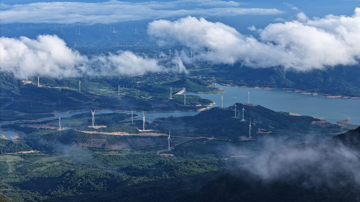 Từ trên đỉnh nhìn xuống, những cánh rừng nguyên sinh trải dài bất tận, thấp thoáng phía xa là những bản làng, những cánh đồng điện gió đang vươn mình trong sương. Đó là bức tranh giao hòa giữa thiên nhiên hoang sơ và nhịp sống con người, vừa yên bình, vừa giàu hy vọng. Giữa thiên nhiên mênh mang ấy, Pa Thiên – Voi Mẹp không chỉ là một đỉnh núi để chinh phục, mà còn là không gian để tạm dừng, chiêm nghiệm và thêm yêu đại ngàn Trường Sơn. Ảnh Internet