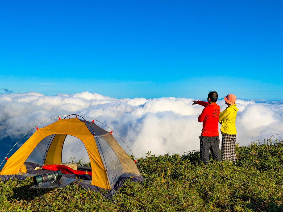 Khoảnh khắc đáng nhớ nhất là khi đặt chân lên đỉnh Pa Thiên – Voi Mẹp ở độ cao 1.707 m. Trước mắt mở ra không gian rộng lớn đến choáng ngợp: mây trắng cuộn trào dưới chân, dãy Trường Sơn trùng điệp ẩn hiện trong sương. Giữa mùa xuân đại ngàn, con người bỗng trở nên nhỏ bé. Mọi mệt mỏi, lo toan dường như tan biến, chỉ còn lại cảm giác an yên hiếm có. Ảnh Internet