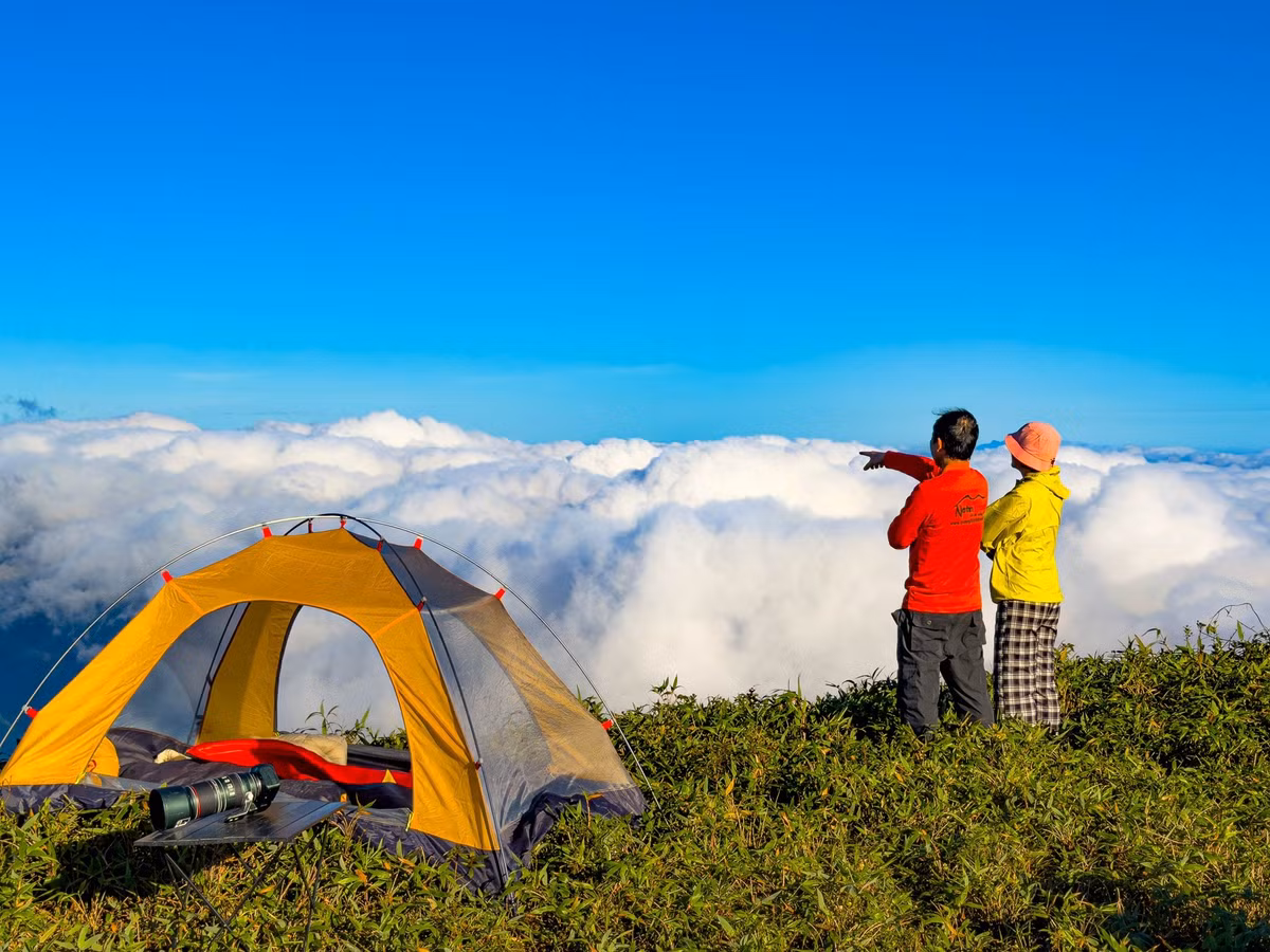 Khoảnh khắc đáng nhớ nhất là khi đặt chân lên đỉnh Pa Thiên – Voi Mẹp ở độ cao 1.707 m. Trước mắt mở ra không gian rộng lớn đến choáng ngợp: mây trắng cuộn trào dưới chân, dãy Trường Sơn trùng điệp ẩn hiện trong sương. Giữa mùa xuân đại ngàn, con người bỗng trở nên nhỏ bé. Mọi mệt mỏi, lo toan dường như tan biến, chỉ còn lại cảm giác an yên hiếm có. Ảnh Internet