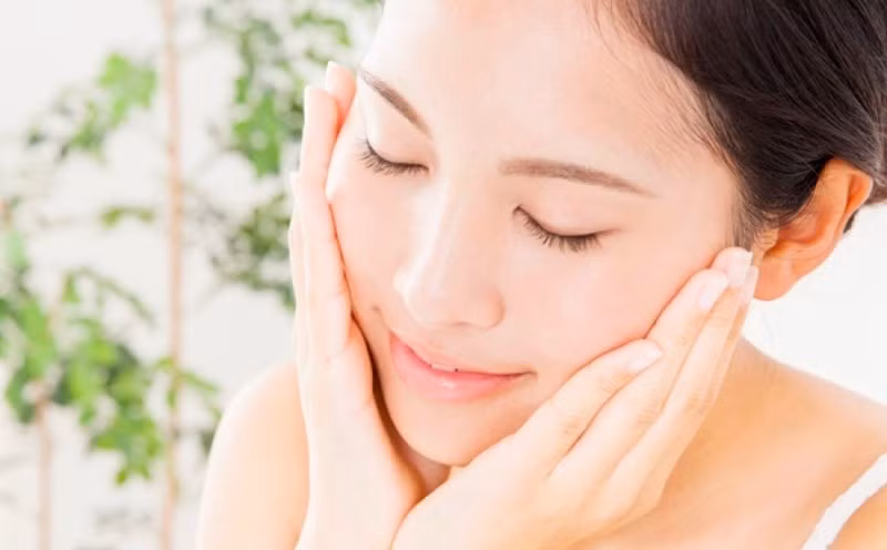 Ngoài việc bổ sung các loại đồ uống giàu dưỡng chất, chăm sóc da đúng cách cũng rất quan trọng để duy trì độ ẩm và ngăn ngừa lão hóa. Duy trì thói quen dưỡng ẩm, tẩy tế bào chết nhẹ nhàng và bảo vệ da khỏi ánh nắng mặt trời sẽ giúp làn da luôn khỏe mạnh, mềm mại và tươi trẻ dù thời tiết hanh khô. Ảnh minh họa