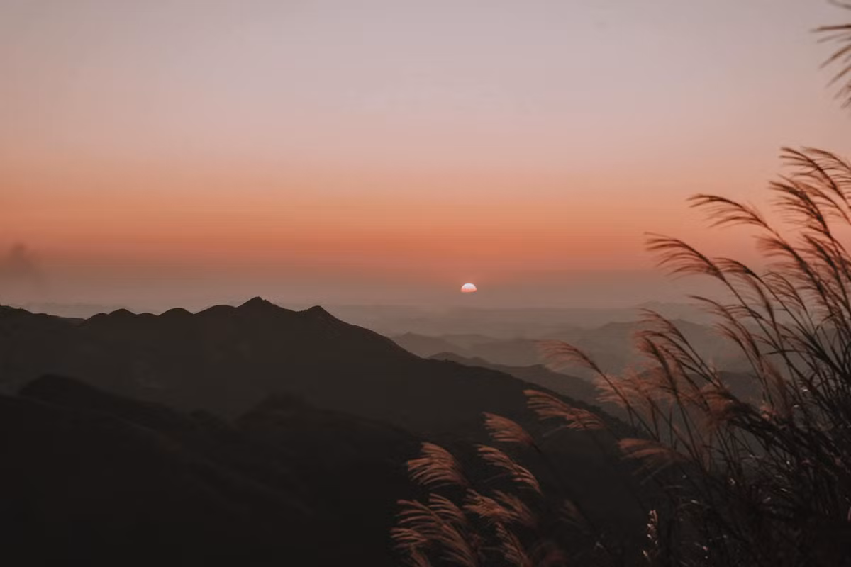 Điểm đến này nằm trên tuyến đường tuần tra biên giới, dẫn lên cột mốc 1305 – một trong những cột mốc cao nhất của tỉnh Quảng Ninh. Ảnh Thu Thủy Nguyễn