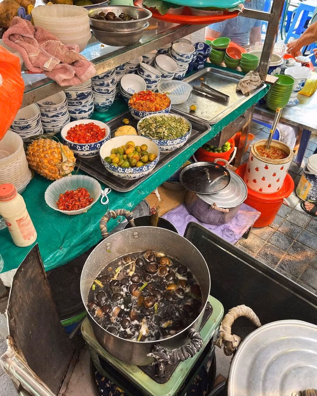 Cái thú vị của món ăn này là không thể thưởng thức một mình, tụ tập bên vỉa hè cùng bạn bè, vừa ăn vừa trò chuyện, vừa cảm nhận hương vị nồng nàn mới thấy hết sức hấp dẫn của ẩm thực đường phố Hà Nội. Ảnh zu_hamchoi