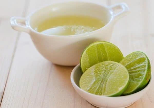 Không chỉ ảnh hưởng đến dạ dày, nước cốt chanh còn gây hại cho men răng. Axit trong chanh có khả năng bào mòn men răng, khiến răng trở nên nhạy cảm, dễ ê buốt và tăng nguy cơ sâu răng. Sau một đêm dài, lượng nước bọt tiết ra giảm, men răng ở trạng thái yếu hơn bình thường. Việc uống nước chanh ngay khi thức dậy sẽ khiến tác động ăn mòn diễn ra mạnh hơn, đặc biệt nếu thói quen này lặp lại hằng ngày. Ảnh minh họa