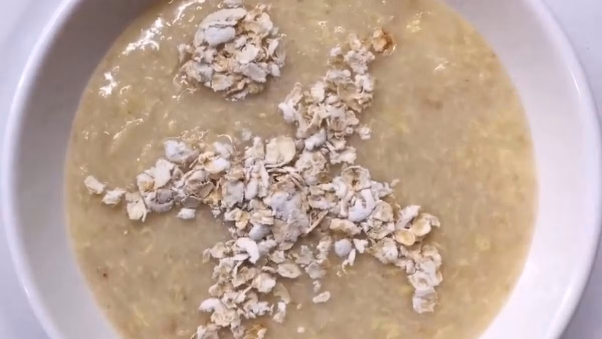 Yến mạch cũng là thực phẩm đáng cân nhắc. Loại ngũ cốc này giàu chất xơ hòa tan, khi vào cơ thể sẽ tạo thành dạng gel, bao phủ niêm mạc dạ dày và làm chậm quá trình hấp thu rượu. Đồng thời, yến mạch cung cấp vitamin nhóm B và khoáng chất giúp cơ thể duy trì năng lượng ổn định, giảm cảm giác mệt mỏi sau cuộc vui. Một bát cháo yến mạch nhỏ nấu với thịt nạc hoặc ăn cùng sữa chua là lựa chọn hợp lý trước giờ nâng ly. Ảnh minh họa/Nguồn internet