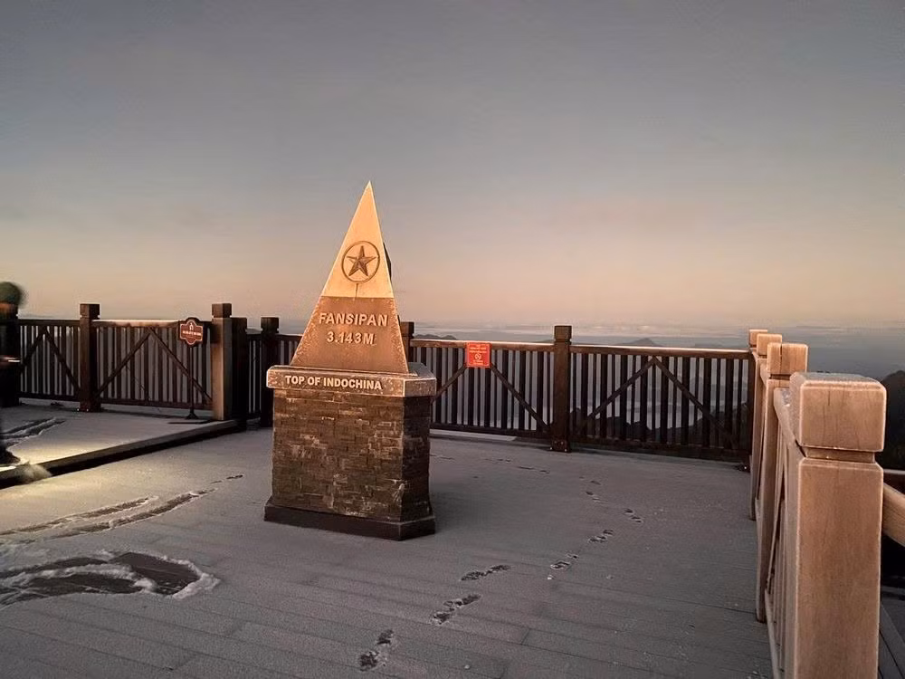 Phía dưới, biển mây cuộn lớp dày tạo nên khung cảnh hùng vĩ, khiến không ít du khách ví von như đứng giữa “thiên đường băng giá” của miền nhiệt đới. Ảnh Sun World Fansipan Legend