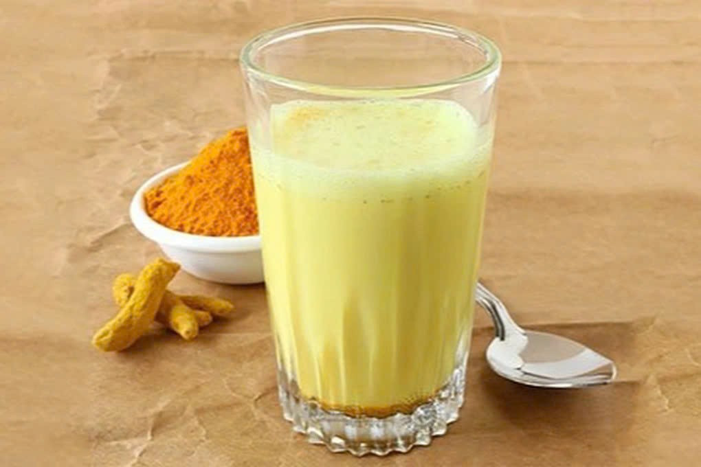 Đối với những ai thích thức uống sữa, sữa nghệ là lựa chọn tuyệt vời. Curcumin trong nghệ giúp giãn mạch, ngăn ngừa hình thành cục máu đông và giảm nguy cơ xơ vữa động mạch, huyết áp cao. Uống sữa nghệ ấm mỗi ngày vừa giữ cơ thể ấm, vừa thúc đẩy lưu thông máu và hỗ trợ kiểm soát cholesterol. Ảnh minh họa