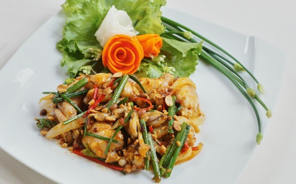 Tương tự, những người đang gặp các vấn đề về mắt như viêm kết mạc, viêm giác mạc hay viêm tuyến lệ cũng được khuyến cáo hạn chế ăn hẹ, bởi tính ấm của loại rau này có thể khiến mắt dễ đỏ, cay, ngứa và kéo dài thời gian hồi phục. Ảnh minh họa