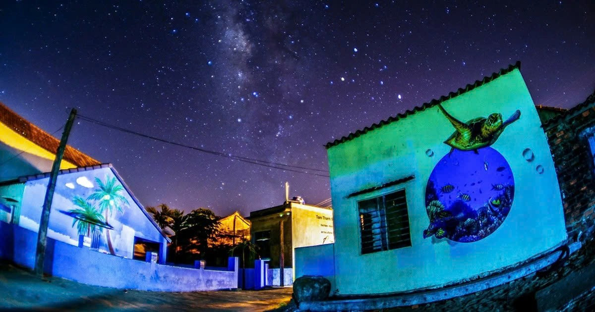 Tam Kỳ tích cực thúc đẩy các mô hình du lịch xanh như homestay cộng đồng, tour trải nghiệm thân thiện môi trường, lễ hội văn hóa theo mùa. Du khách không chỉ đến tham quan mà còn có cơ hội tham gia trồng cây, dọn rác bãi biển, trải nghiệm làm vườn hữu cơ cùng người dân địa phương, qua đó kết nối sâu hơn với vùng đất mình ghé thăm. Ảnh Internet