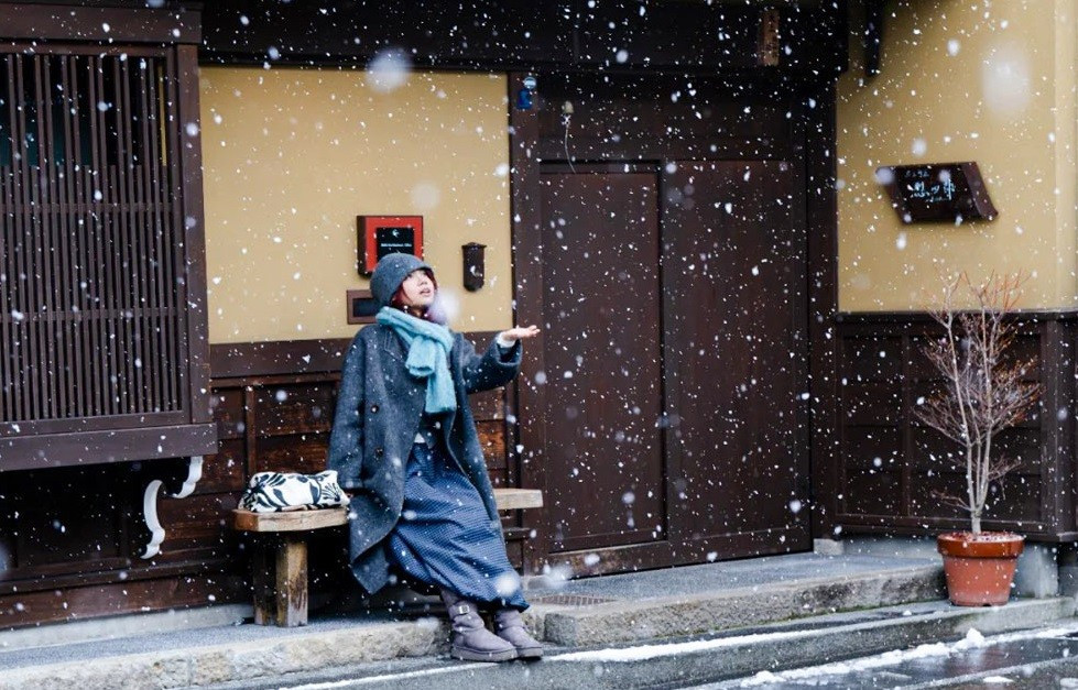 Giữa không gian núi rừng phủ tuyết, những mái nhà cổ và ánh đèn ấm áp, Shirakawa-go mùa đông mang đến một trải nghiệm rất riêng – yên bình, lãng mạn và đậm nét văn hóa truyền thống Nhật Bản. Đây không chỉ là điểm đến để ngắm tuyết, mà còn là nơi để du khách tìm lại cảm giác chậm rãi, an yên giữa nhịp sống hiện đại hối hả. Ảnh Viettourist