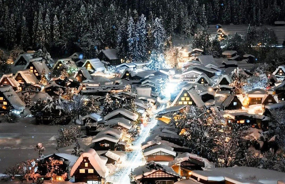 Không chỉ có ngắm cảnh, Shirakawa-go mùa đông còn mang đến nhiều trải nghiệm thú vị như chơi tuyết, trượt tuyết nhẹ quanh làng hay chụp ảnh giữa không gian trắng xóa. Sau những giờ vui chơi ngoài trời, du khách có thể thưởng thức các món ăn truyền thống nóng hổi như lẩu nabe hay mì soba, mang lại cảm giác ấm áp giữa mùa đông lạnh giá. Ảnh Viettourist