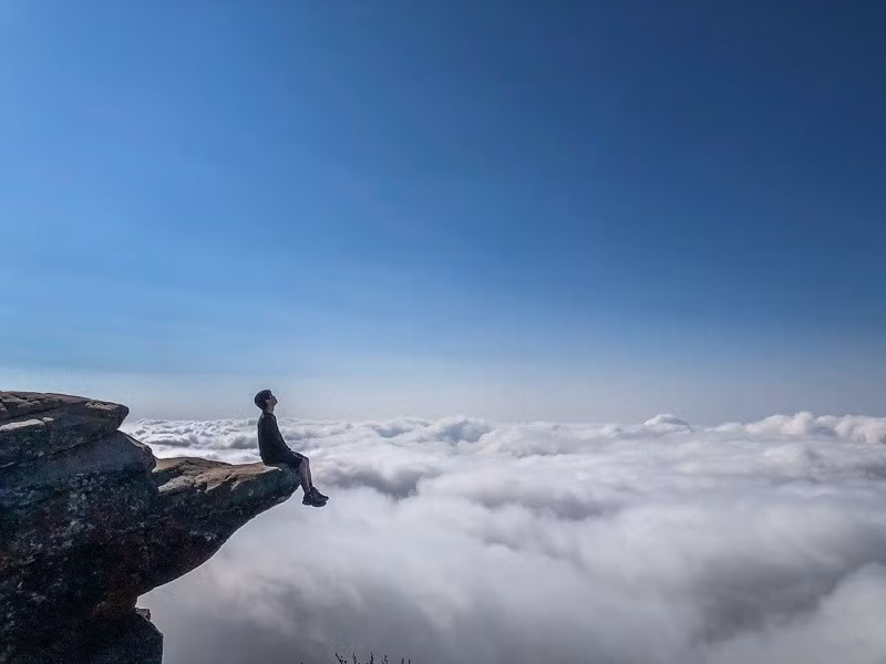 Mộc Châu là điểm săn mây lý tưởng quanh năm, nhưng tháng 12 và tháng 1 được xem là thời điểm “vàng” với tỷ lệ xuất hiện mây dày, đẹp nhất. Một số địa điểm nổi bật, dễ tiếp cận gồm thung lũng Mu Náu, bản Pa Phách, đồi chè Tân Lập và đỉnh Pha Luông. Du khách nên dậy sớm, chọn những ngày trời lạnh, độ ẩm cao để có cơ hội chiêm ngưỡng biển mây bồng bềnh tuyệt đẹp. Ảnh EcoTour