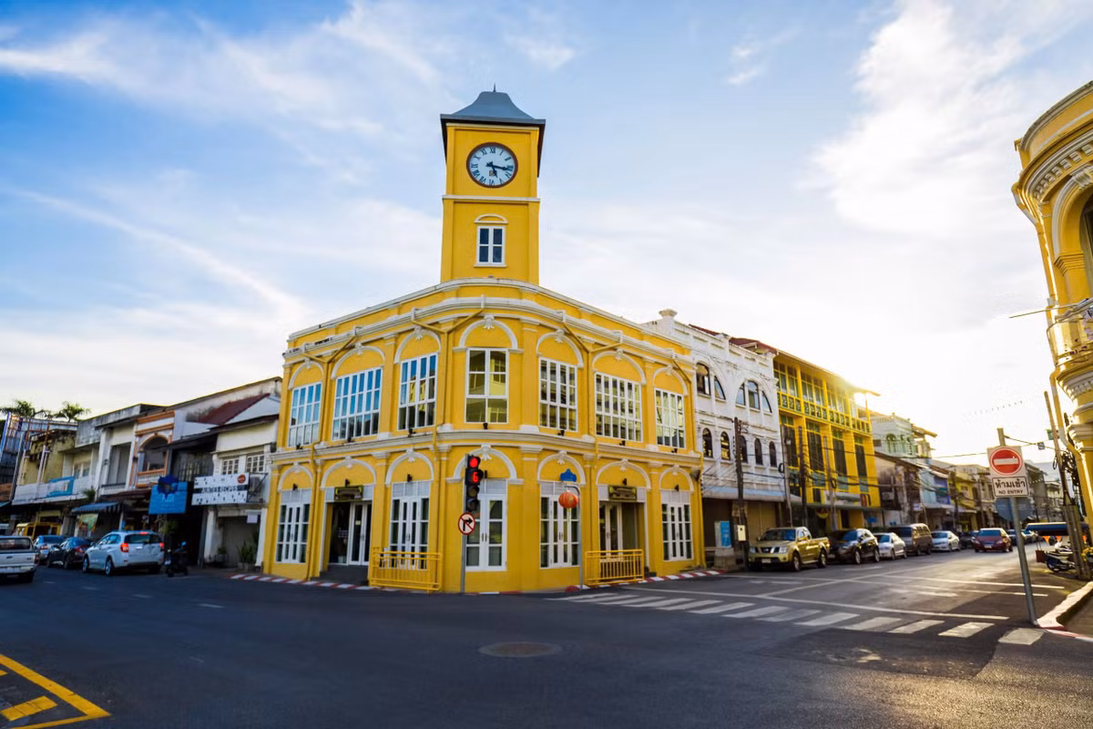 Nếu du khách yêu thích lịch sử và văn hóa, hãy đến Phuket Old Town, nơi vẫn lưu giữ được kiến trúc cổ kính với những ngôi nhà mang đậm ảnh hưởng của văn hóa Trung Quốc và Bồ Đào Nha. Ngoài ra, Vịnh Phang Nga với những hòn đảo đá vôi kỳ vĩ là điểm đến lý tưởng cho những ai yêu thích thiên nhiên hoang sơ. Ảnh MyPhuket