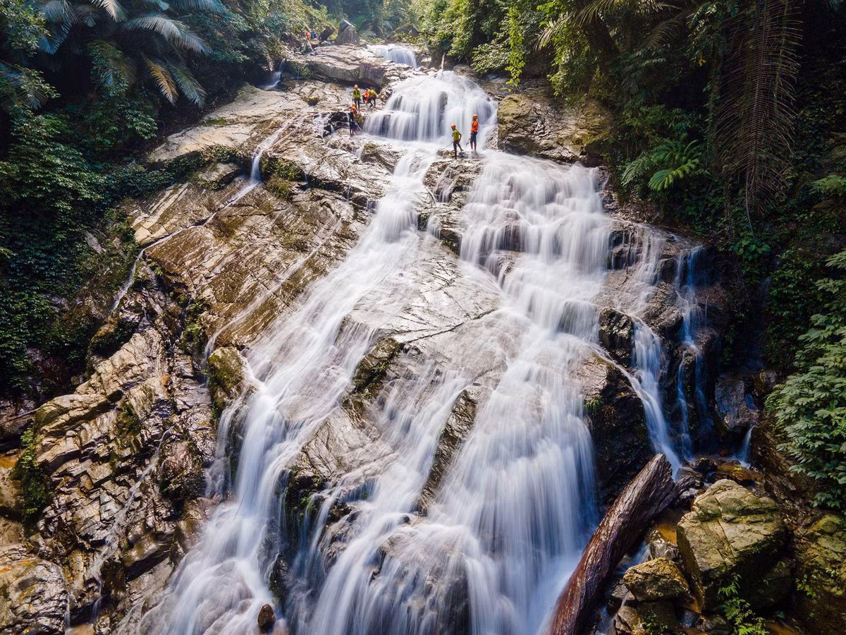 Bên cạnh đó, Phượt Quảng Trị Group, một nhóm trekking địa phương, cũng tổ chức các chuyến đi định kỳ vào cuối tuần. Với khẩu hiệu “đi để lắng nghe rừng kể chuyện”, nhóm tập trung vào trải nghiệm sinh thái bền vững, bảo vệ môi trường và giới hạn quy mô đoàn dưới 15 người để đảm bảo an toàn và chất lượng chuyến đi. Ảnh Trần Cương
