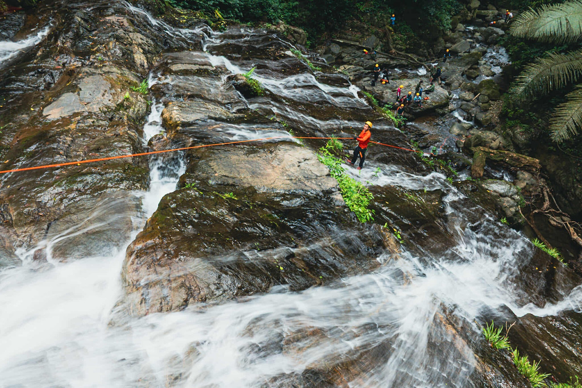 Khi đặt chân tới khu vực thác, cảm giác mỏi mệt dường như tan biến. Nước mát lạnh từ thượng nguồn đổ xuống thành các tầng nhỏ, tạo nên hồ tự nhiên dưới chân thác – nơi du khách có thể thỏa thích ngâm mình, bơi lội hoặc đơn giản là ngồi trên mỏm đá, lắng nghe tiếng rừng và thưởng thức bữa trưa picnic giữa thiên nhiên. Ảnh Trần Cương