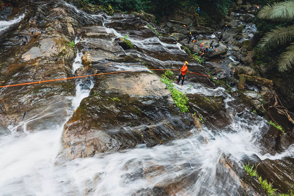 Khi đặt chân tới khu vực thác, cảm giác mỏi mệt dường như tan biến. Nước mát lạnh từ thượng nguồn đổ xuống thành các tầng nhỏ, tạo nên hồ tự nhiên dưới chân thác – nơi du khách có thể thỏa thích ngâm mình, bơi lội hoặc đơn giản là ngồi trên mỏm đá, lắng nghe tiếng rừng và thưởng thức bữa trưa picnic giữa thiên nhiên. Ảnh Trần Cương