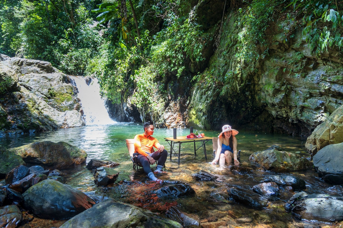 Tour khám phá thác Dương Cầm hiện đang thu hút sự quan tâm của nhiều du khách yêu thiên nhiên và thích thử thách. Một số công ty lữ hành đã đưa điểm đến này vào hành trình khám phá dãy Trường Sơn như một trải nghiệm mới mẻ giữa đại ngàn.
